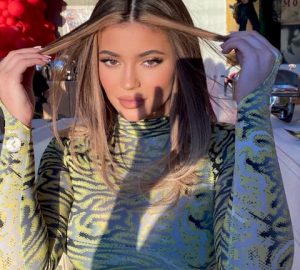 tendances coloration 2020 deux mèches blondes devant