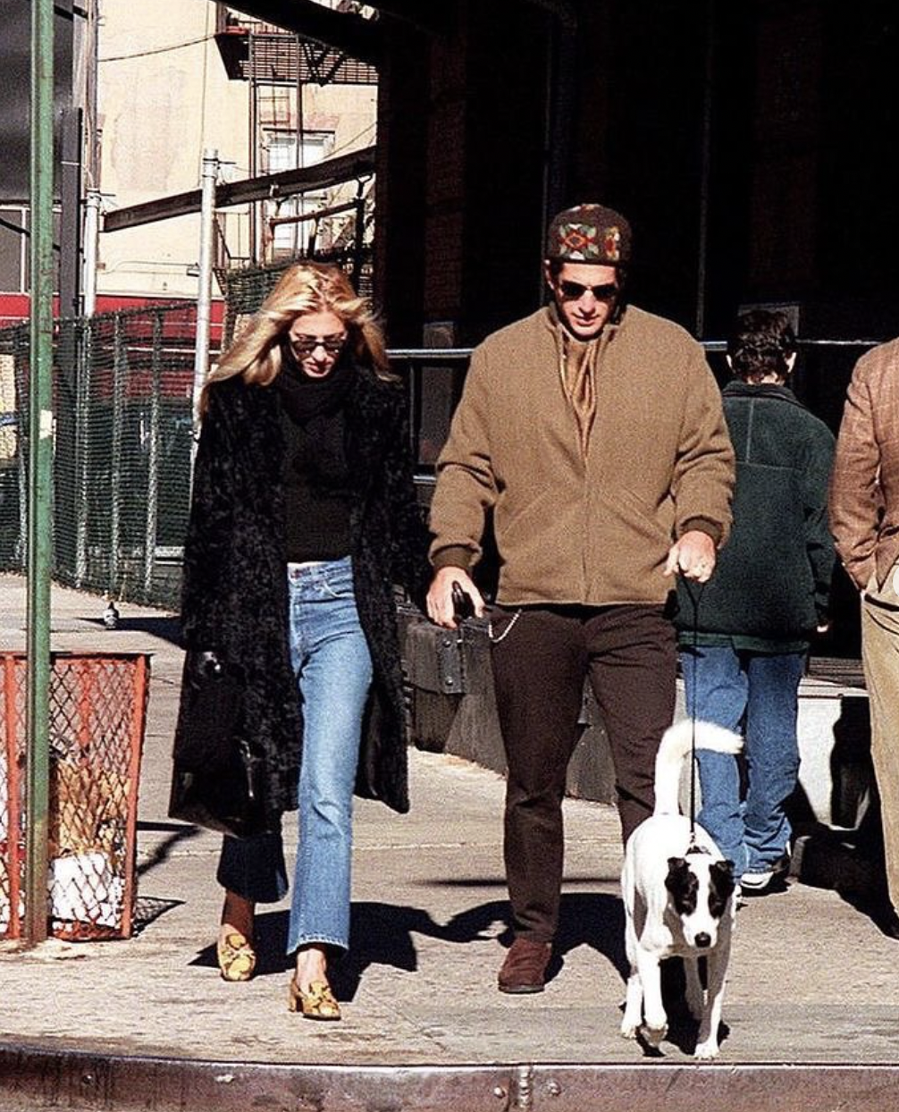 Le style minimaliste de Carolyn Bessette-Kennedy : pourquoi est-il toujours tendance en 2026 ?